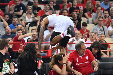 Ολυμπιακός – Παναθηναϊκός: Ο Τζόελ Μπόλομποϊ έπεσε πάνω στις court seats για να σώσει μια κατοχή