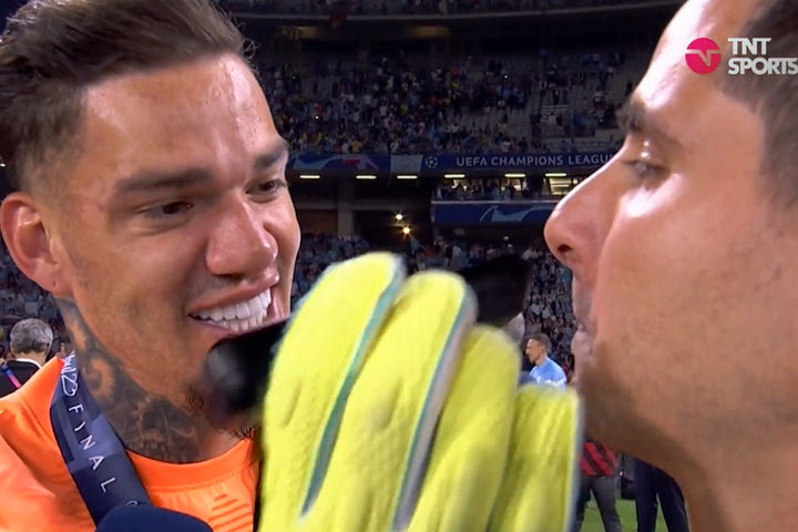 Έντερσον: Είχε βάλει στοίχημα με ρεπόρτερ, ξύρισαν ο ένας τον άλλον μπροστά στις κάμερες