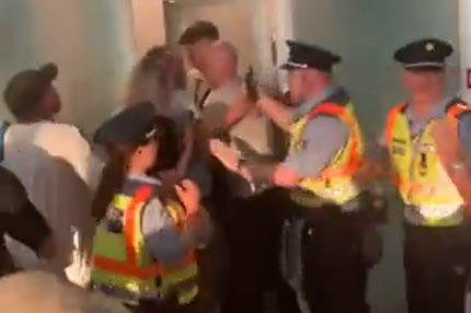 Σεβίλλη – Ρόμα: Τρόμος για τον διαιτητή του τελικού του Europa στο αεροδρόμιο, φίλαθλοι των Ιταλών τον προπηλάκισαν και πέταξαν μπουκάλια και καρέκλες