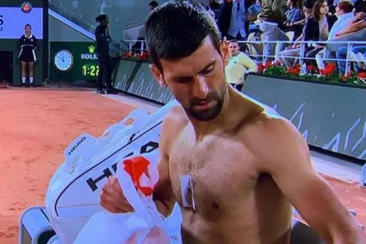 Ο Νόβακ Τζόκοβιτς εμφανίστηκε στο Roland Garros με έναν μαγνήτη στο στήθος