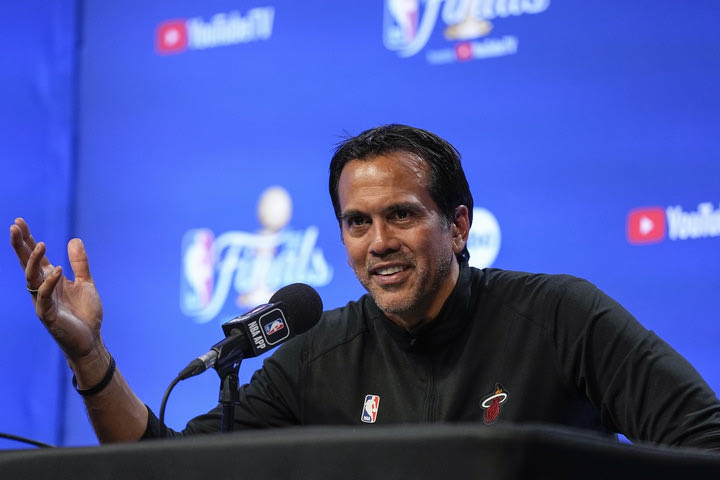 NBA Finals, ξέσπασμα Σπόλστρα σε δημοσιογράφο μετά από ερώτηση για τον Γιόκιτς: “Είναι γελοίο αυτό, είναι απίστευτος παίκτης”