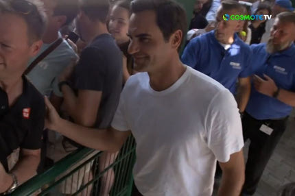 Ο Φέντερερ βραβεύτηκε στο Χάλε πριν από το παιχνίδι του Τσιτσιπά