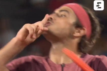 Το ξέσπασμα του Τέιλορ Φριτζ κι η χειρονομία προς τον κόσμο στο Roland Garros