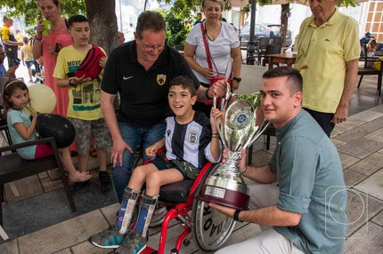 ΑΕΚ: Στην Άμφισσα το τρόπαιο του Κυπέλλου, φωτογραφήθηκε μαζί του ο μικρός Γιαννάκης