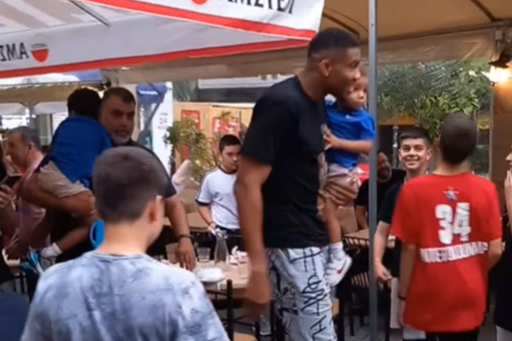 Αντετοκούνμπο: Χαμός προκλήθηκε σε ταβέρνα στον Βύρωνα μόλις είδαν τον Greek Freak