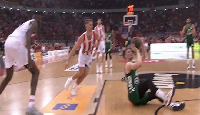 Το απίθανο καλάθι του Γκριγκόνις στο ντέρμππι με τον Ολυμπιακό