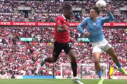 Μάντσεστερ Σίτι – Μάντσεστερ Γιουνάιτεντ: Ο Φερνάντες έκανε το 1-1 με πέναλτι σε χέρι του Γκρίλις που δόθηκε με εξέταση VIDEO