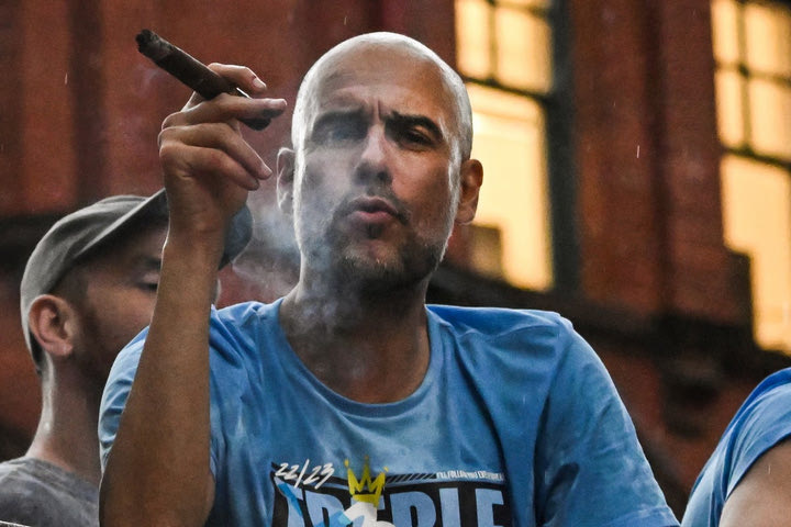 Ο Πεπ Γκουαρδιόλα γιόρτασε με πούρο στην παρέλαση για το τρεμπλ της Σίτι