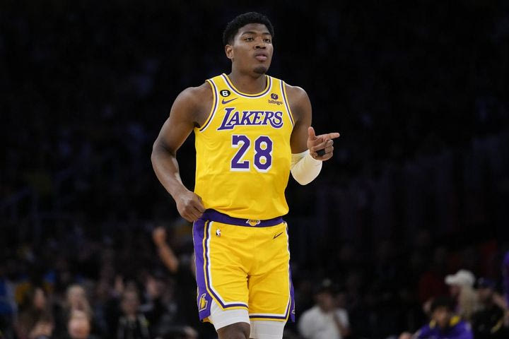 NBA: Ο Ριβς έβαλε 44, ο Χατσιμούρα το έκρινε με buzzer-beater και οι Λέικερς πέρασαν από το Τορόντο