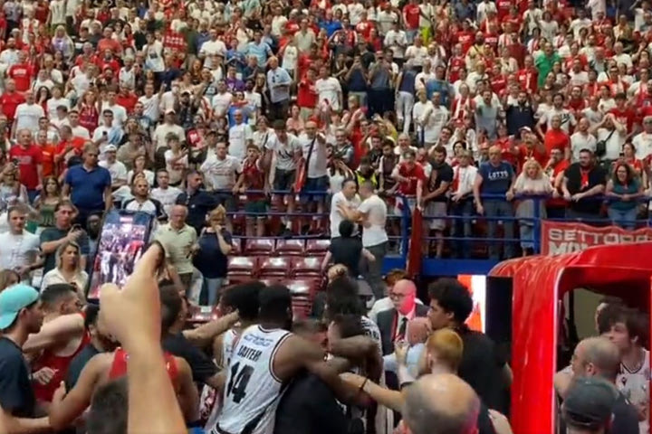Χάος στο Mediolanum Forum: Ο Ντάνιελ Χάκετ προσπάθησε να ανέβει στην εξέδρα μετά το Αρμάνι – Βίρτους