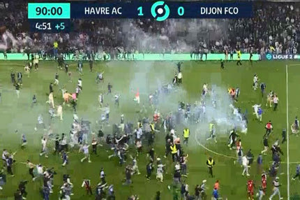 Οι οπαδοί της Χάβρης μπήκαν στο γήπεδο να πανηγυρίσουν την άνοδο στην Ligue 1 ενώ ο αγώνας δεν είχε τελειώσει