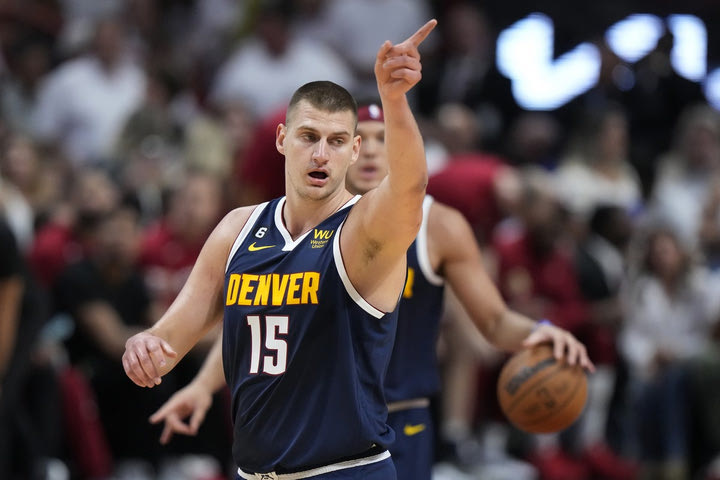 NBA: Ο τρομερός Γιόκιτς λύγισε τους Γουόριορς, νίκη με 108-105 των Νάγκετς