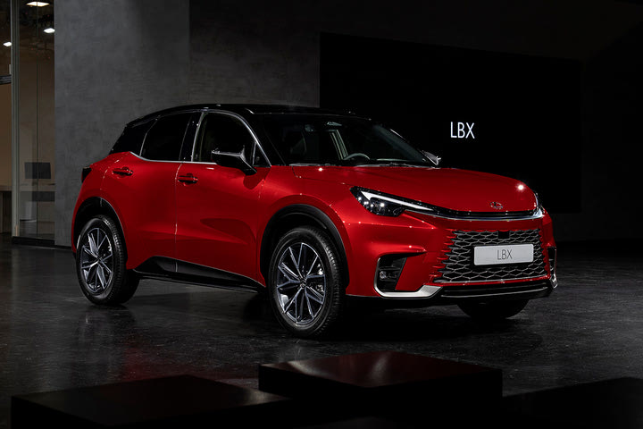 Αποστολή στο Μιλάνο: Πρεμιέρα του SUV πόλης Lexus LBX