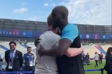 Champions League: Λουκάκου και Ντε Μπρόινε αγκαλιάστηκαν λίγες ώρες πριν από τον τελικό