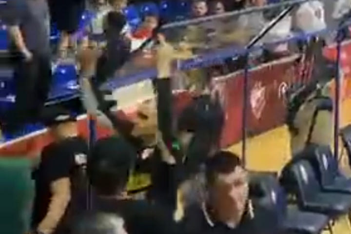 Υψωμένα μεσαία δάχτυλα από τον Γιαμ Μάνταρ της Παρτίζαν προς τους οπαδούς του Ερυθρού Αστέρα