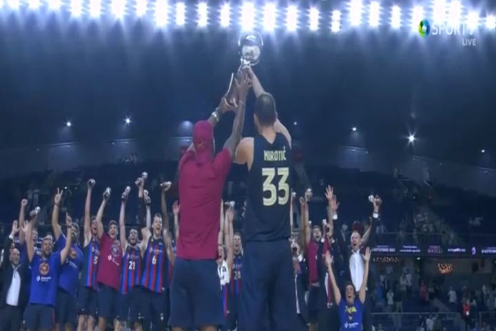 Μπαρτσελόνα: Ο MVP Μίροτιτς φώναξε τον τραυματία Χίγκινς και σήκωσαν μαζί την κούπα μέσα στη Μαδρίτη