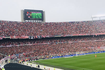 Ρίβερ – Ντεφένσα: Σοκαριστική πτώση οπαδού, έπεσε από το πάνω διάζωμα και σκοτώθηκε