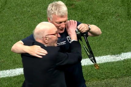 Γουέστ Χαμ: Ο Μόγιες φόρεσε στον 87χρονο πατέρα του το μετάλλιο του Conference League