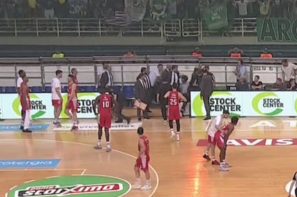 Παναθηναϊκός – Ολυμπιακός: Ο Μπαρτζώκας άνοιξε διάλογο με οπαδό μετά το άστοχο τρίποντο του ΜακΚίσικ στο φινάλε