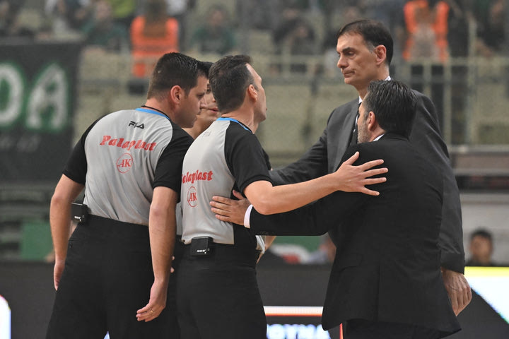 Παναθηναϊκός – Ολυμπιακός: Οι διαιτητές μίλησαν με Σερέλη και Μπαρτζώκα πριν το τζάμπολ