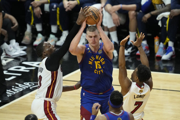 NBA Finals, Γιόκιτς: Τα highlights της ραψωδίας του Σέρβου στο Game 3 και τα ιστορικά ρεκόρ του