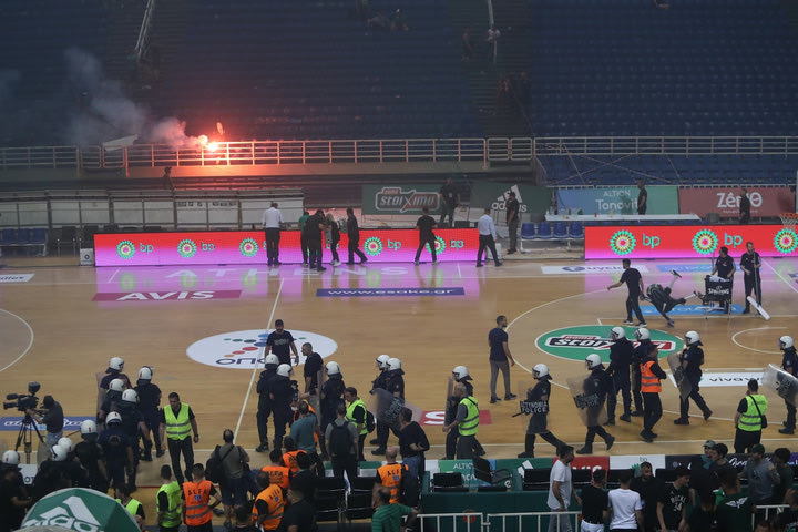 Η ανακοίνωση της απόφασης για εκκένωση του ΟΑΚΑ στο Παναθηναϊκός – Ολυμπιακός