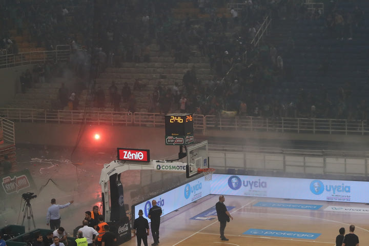 Παναθηναϊκός – Ολυμπιακός: Εικόνες καταστροφής στο ΟΑΚΑ από τα επεισόδια μετά την διακοπή