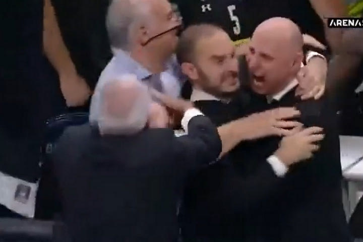 Ο Ομπράντοβιτς “πλάκωσε” οπαδό που μπήκε στο παρκέ και στη συνέχεια κοκκίνησε στην αγκαλιά του Λεσόρ
