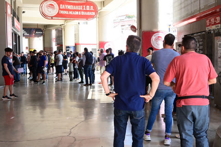 Ολυμπιακός: Ουρές έξω από το Καραϊσκάκης στην πρώτη μέρα διάθεσης των εισιτηρίων διαρκείας
