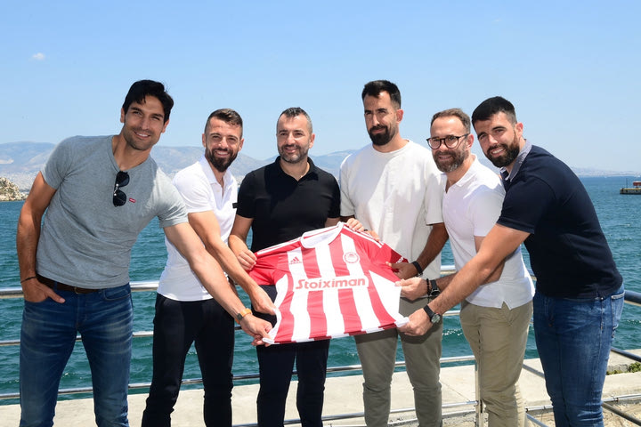 Ολυμπιακός: Η φωτογραφία του Μαρτίνεθ με τους συνεργάτες του και την ερυθρόλευκη φανέλα