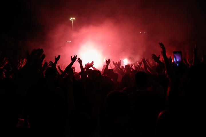 Οι παίκτες του Ολυμπιακού κατέβαιναν ένας – ένας από το πούλμαν και γνώριζαν ασύλληπτη αποθέωση