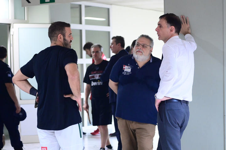 Παναθηναϊκός: Ο Παππάς στα αποδυτήρια του Ολυμπιακού, επιβεβαίωσε σε Βεζένκοβ – Σλούκα ότι σταματάει, αυτή ήταν η στιχομυθία με τον Μπαρτζώκα
