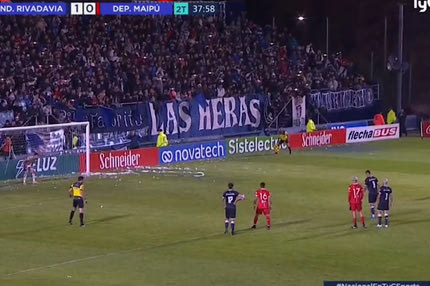 Κωμική εκτέλεση πέναλτι μπρος – πίσω από παίκτη της Ιντεπεντιέντε Ριβαντάβια