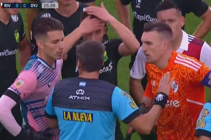 Η στιγμή που ο διαιτητής ενημερώνει τους αρχηγούς των Ρίβερ και Ντεφένσα για τον θάνατο του οπαδού