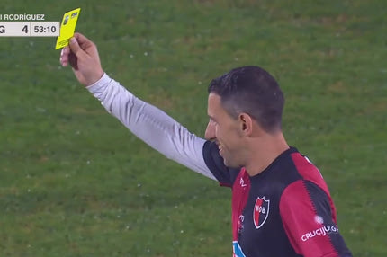 Ασύλληπτο σκηνικό στο Νιούελς – Αργεντινή, έπαιξε μπάλα ο διαιτητής και κέρδισε κίτρινη κάρτα