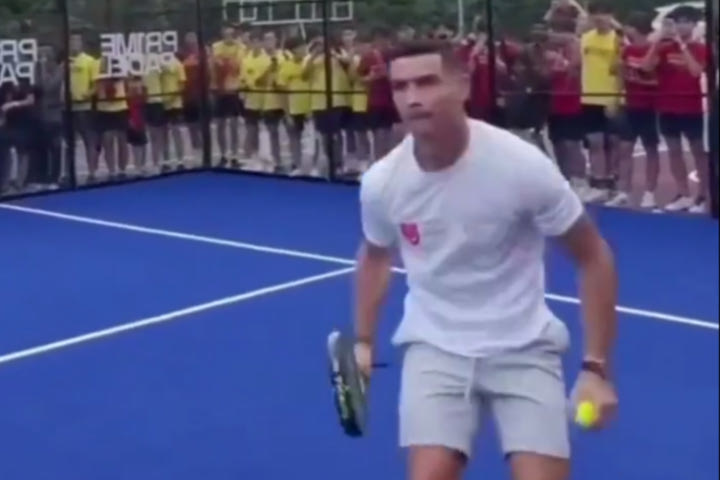 Ο Κριστιάνο Ρονάλντο έπαιξε Padel στη Σιγκαπούρη και αποθεώθηκε