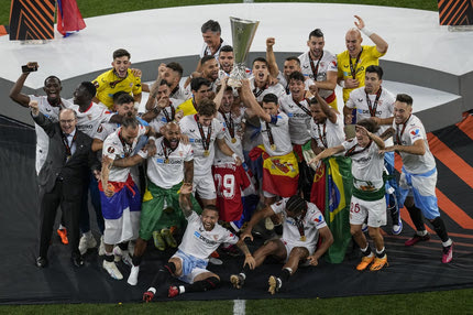 Σεβίλλη – Ρόμα: Η απονομή του τροπαίου στους θριαμβευτές Σεβιγιάνους