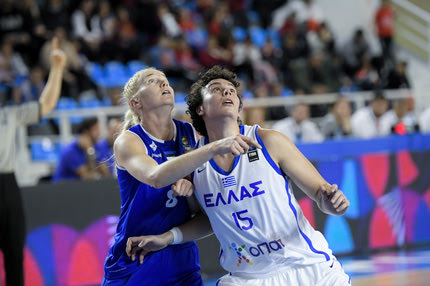 Η Άρτεμις Σπανού υπέγραψε στην Μπουργκ