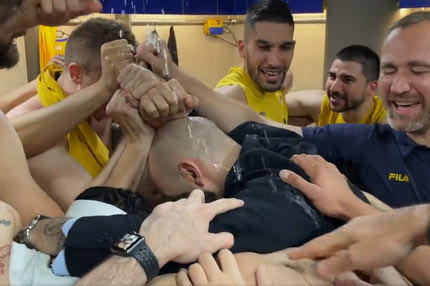 Επίθεση αγάπης στον Βασίλη Σπανούλη στα αποδυτήρια του Περιστερίου