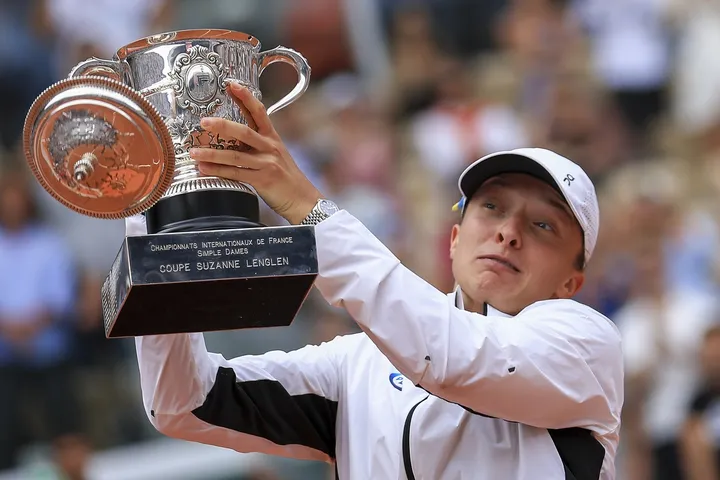 Roland Garros: Η Σβιόντεκ ύψωσε το τρόπαιο στον ουρανό και το καπάκι του “έφυγε”