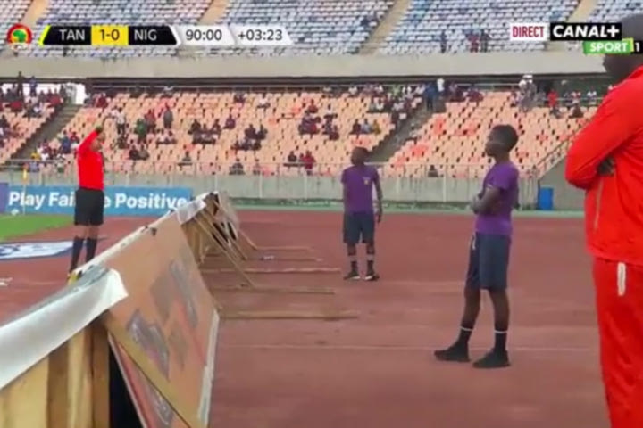 Ο διαιτητής του Τανζανία – Νιγηρία απέβαλε ball boys επειδή πέταξαν μπάλες στο γήπεδο για καθυστερήσεις