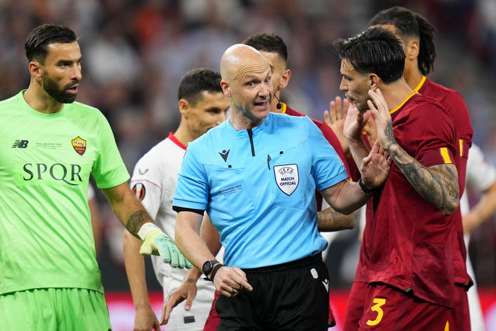 Europa League: Έρευνα της UEFA για τις αποφάσεις του Άντονι Τέιλορ στον τελικό