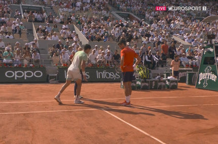 Αλκαράθ – Τζόκοβιτς: Τραυματίστηκε ο Ισπανός με τον Σέρβο να πηγαίνει δίπλα του για να διαπιστώσει τι είχε γίνει