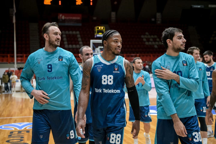 Η φιναλίστ του EuroCup Τουρκ Τέλεκομ αποδέσμευσε οκτώ παίκτες σε μία ημέρα