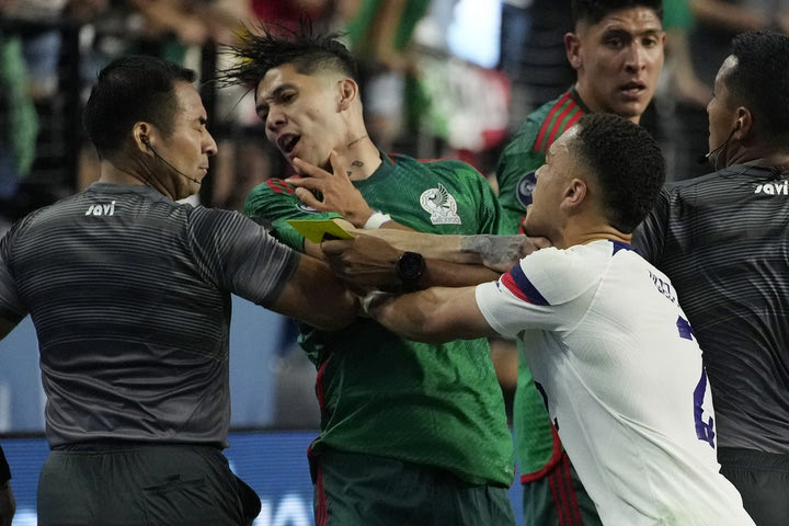 ΗΠΑ – Μεξικό 3-0: Τέσσερις κόκκινες κάρτες και ομοφοβικό σύνθημα στις εξέδρες