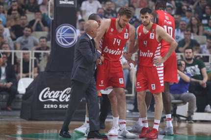 Ο Ολυμπιακός απάντησε ξανά στον Παναθηναϊκό: “Αναφέρονται σε αυτούς που μούντζωναν τον Βεζένκοβ όταν αποχωρούσε τραυματίας;”