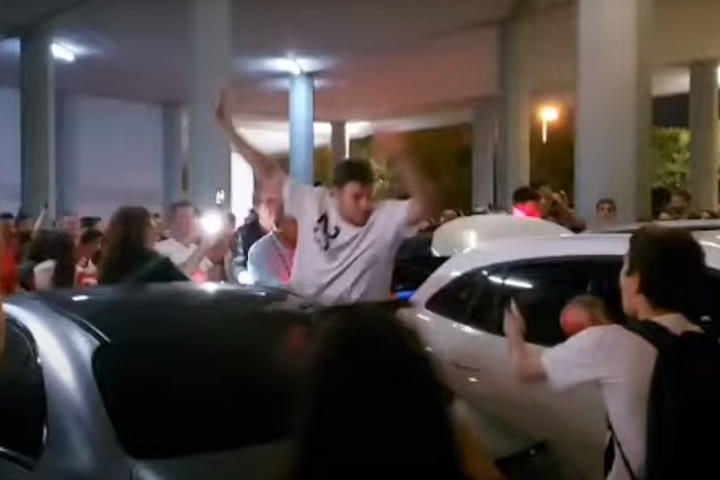 Αποθέωση για τον Βεζένκοβ από τους φίλους του Ολυμπιακού: “Σάσα αλάνι για πάντα στο Λιμάνι”
