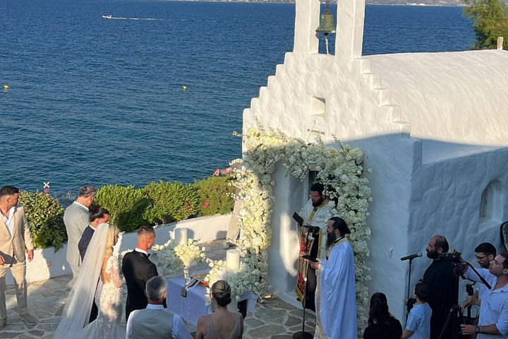 Ο Οδυσσέας Βλαχοδήμος παντρεύτηκε την αγαπημένη του και έδωσε ρεσιτάλ στο τραγούδι μαζί με τον Πέτρο Ιακωβίδη