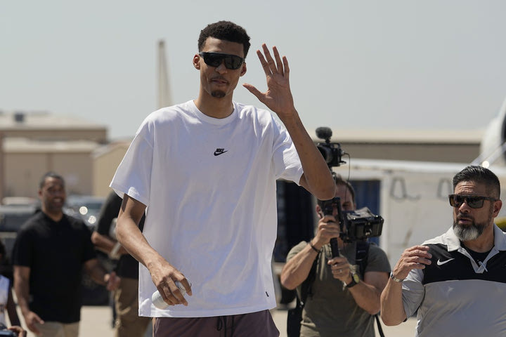 NBA, Βικτόρ Γουεμπανιαμά: Τρελή αποθέωση στο Σαν Αντόνιο από 100αδες φιλάθλους, τον υποδέχθηκαν με τιμές αρχηγού κράτους