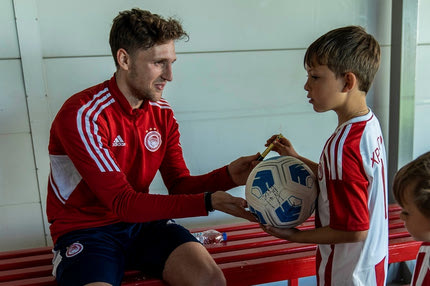 Ολυμπιακός: Εκπλήρωσε την επιθυμία του μικρού Χρήστου να προπονηθεί μαζί με τους παίκτες των ερυθρολεύκων